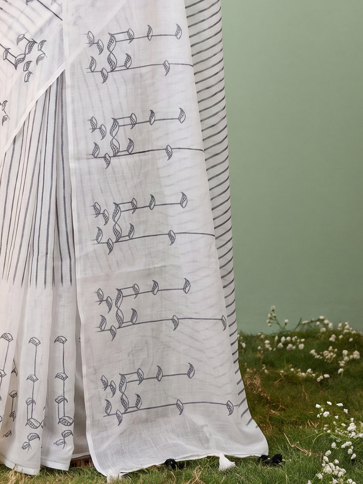 White Cotton Linen saree – detail view 5