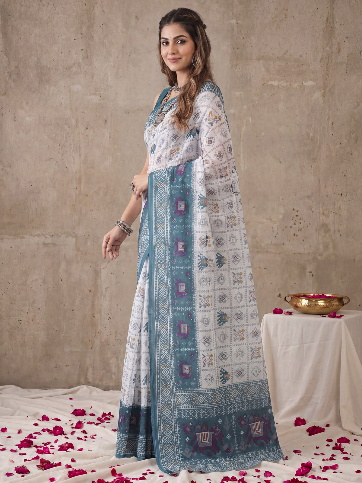 White Cotton saree – detail view 2