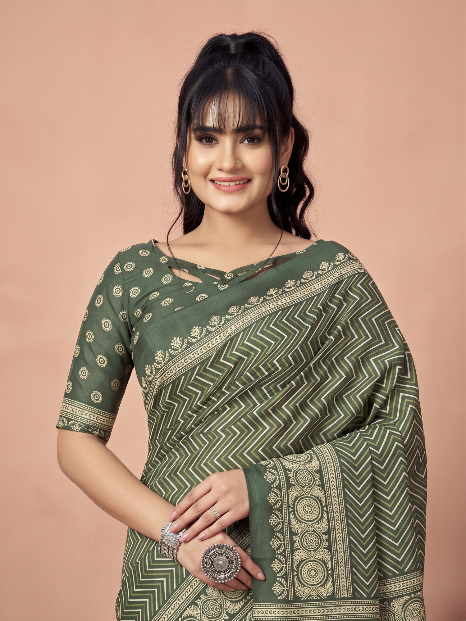Green Dola Silk saree – detail view 4