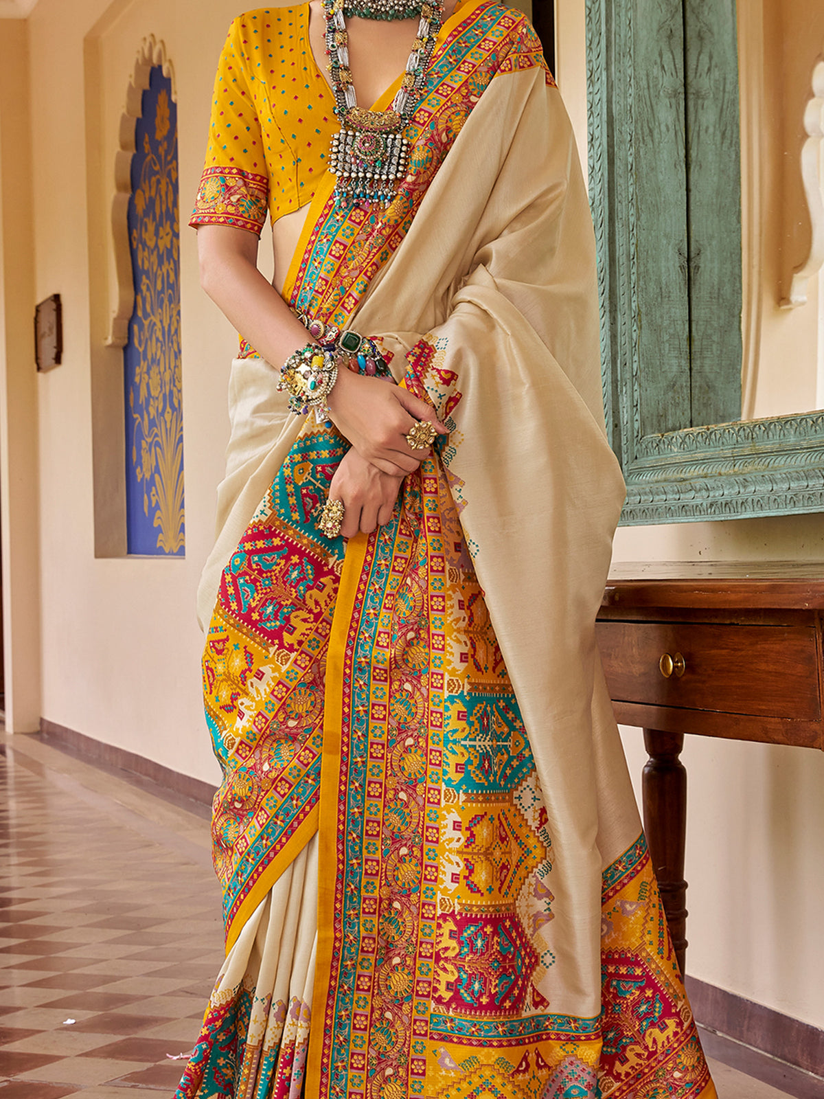 Beige Silk Blend saree – detail view 2