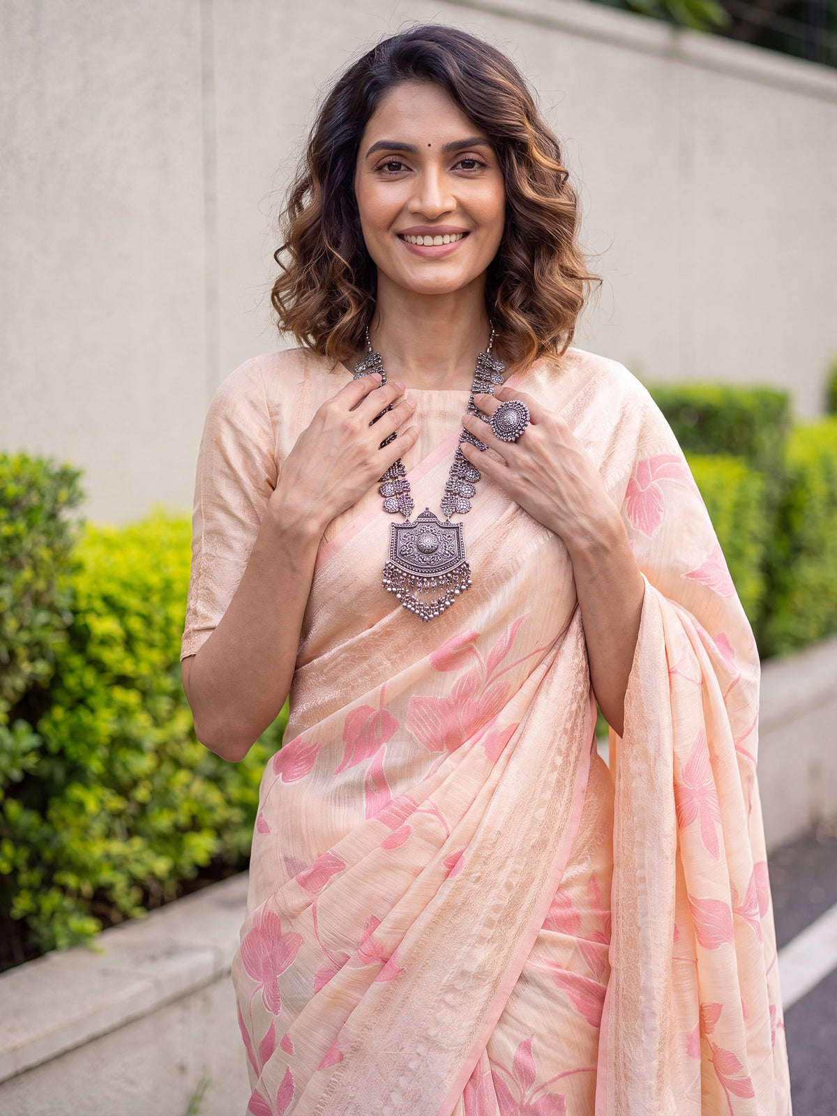 Cream Linen saree – detail view 4