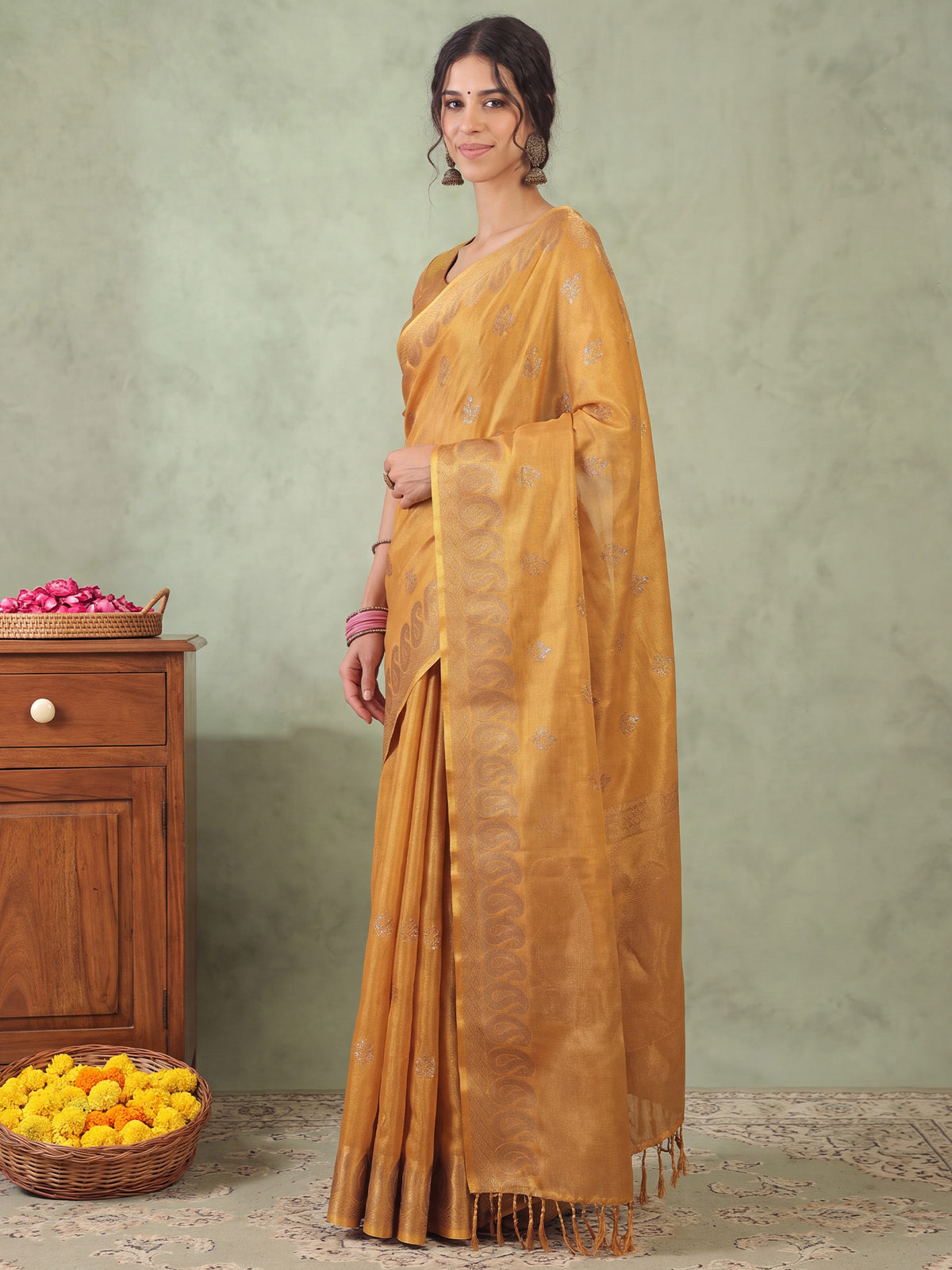 Mustard Linen saree – detail view 2