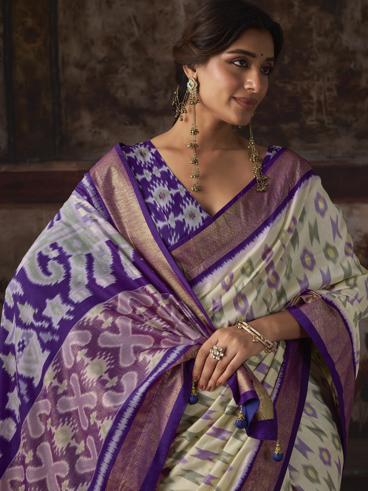 Off White silk blend saree view 3