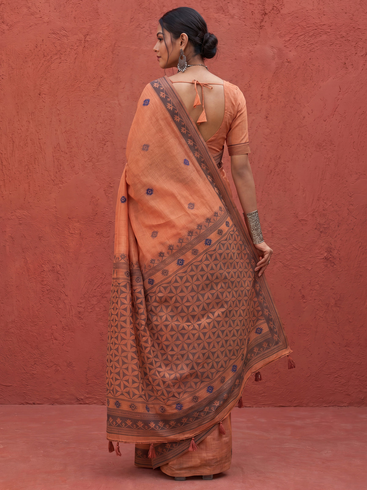 Peach Linen saree – detail view 1