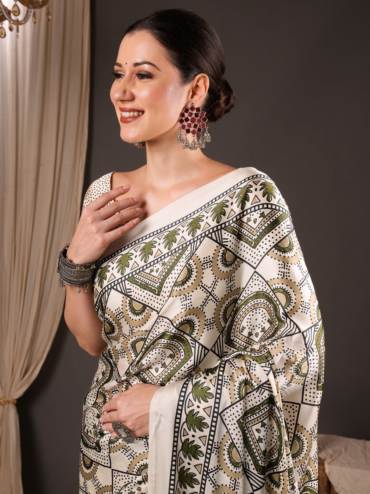 Off White Satin saree – detail view 3