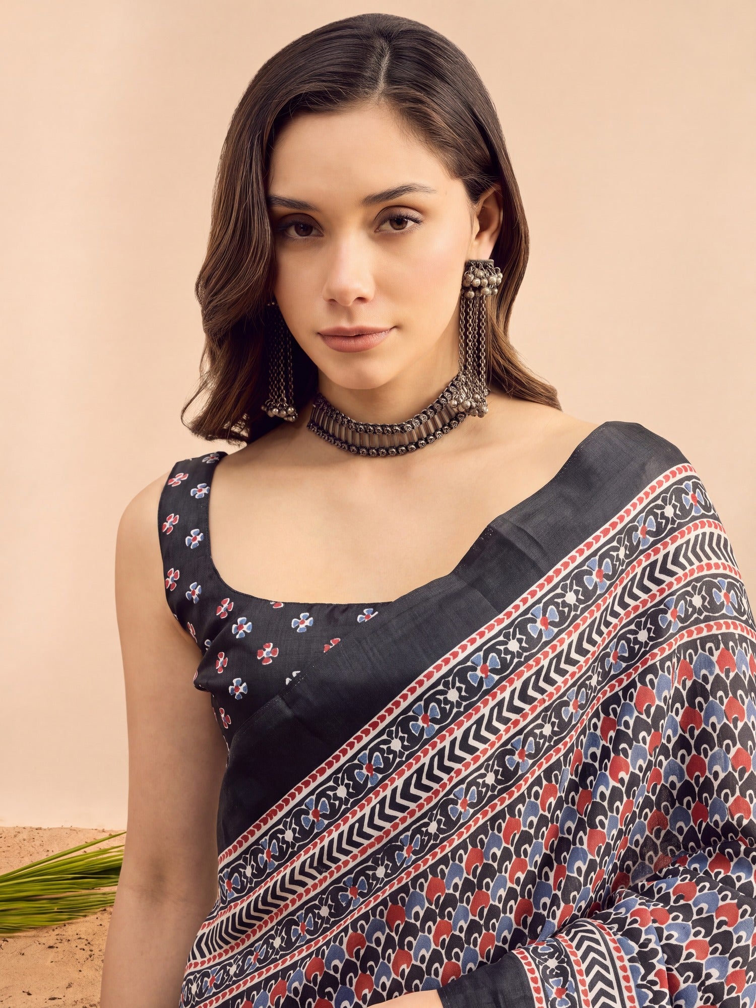 Black Dola Silk saree – detail view 4