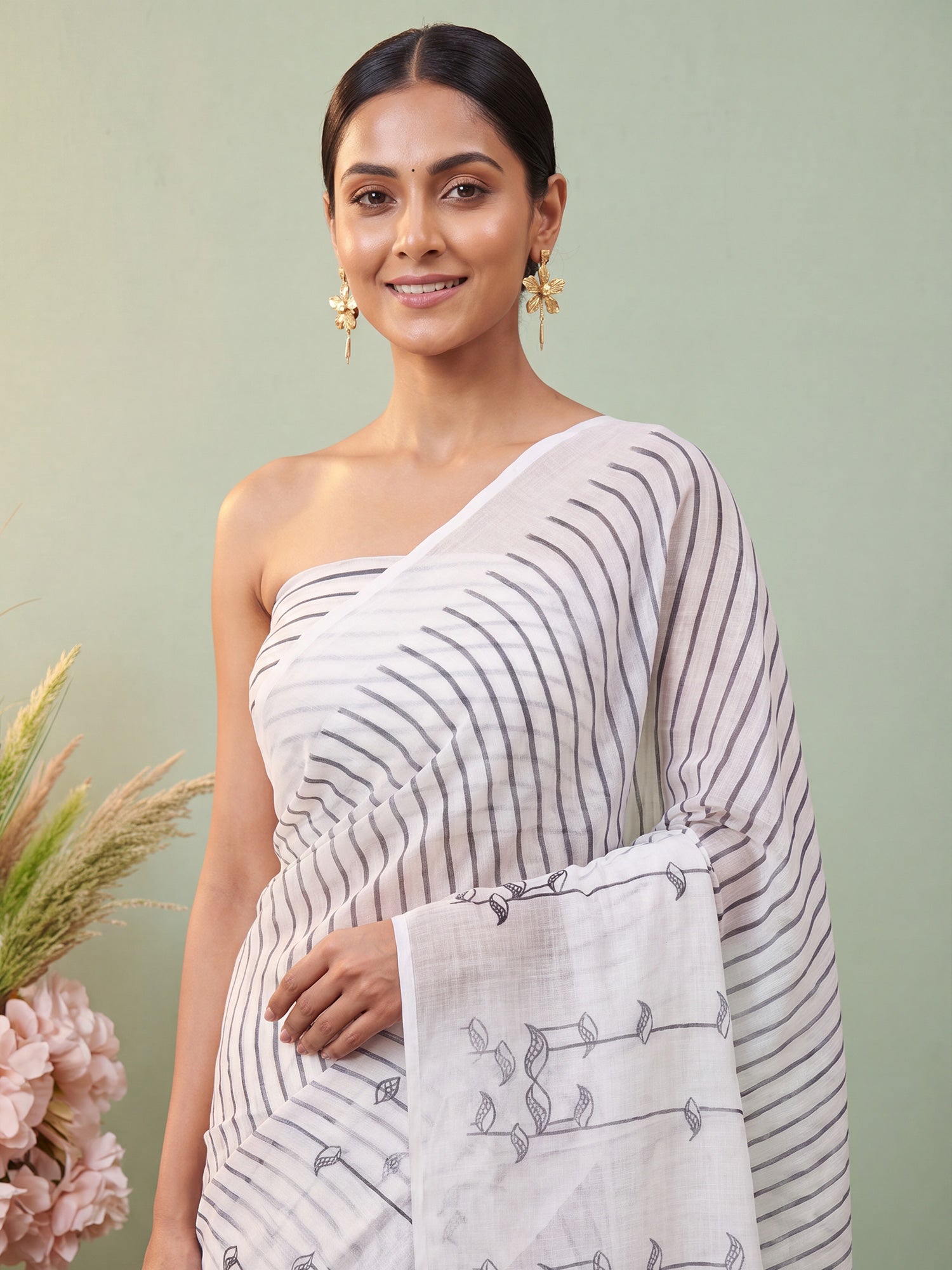 White Cotton Linen saree – detail view 4