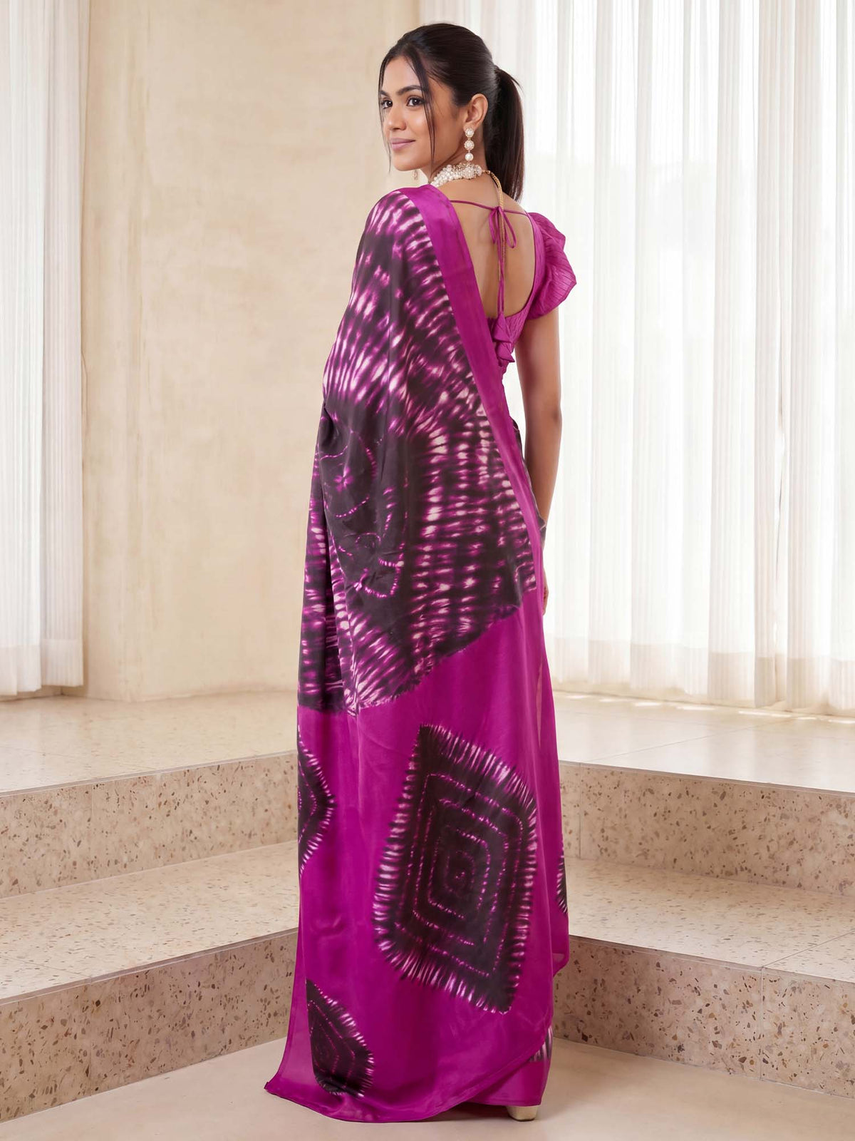 Magenta Crepe saree – detail view 1