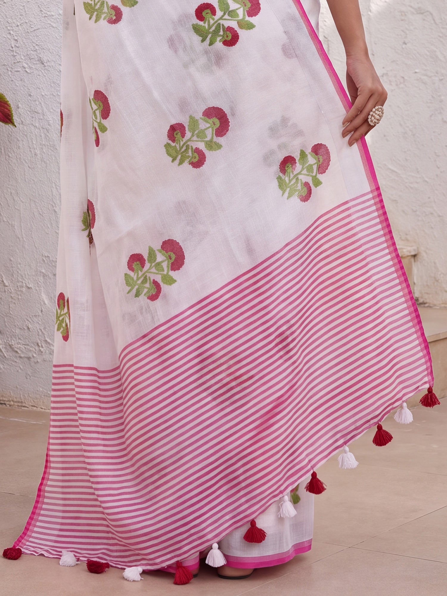 White Cotton Linen saree – detail view 5