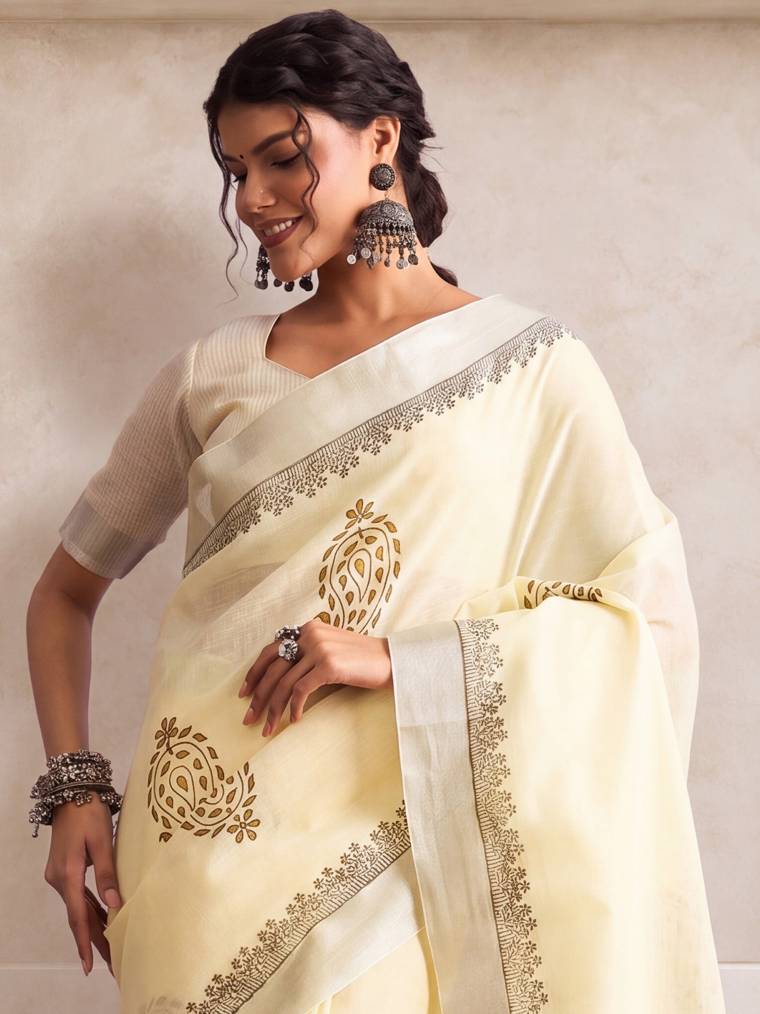 Off White Linen saree – detail view 3