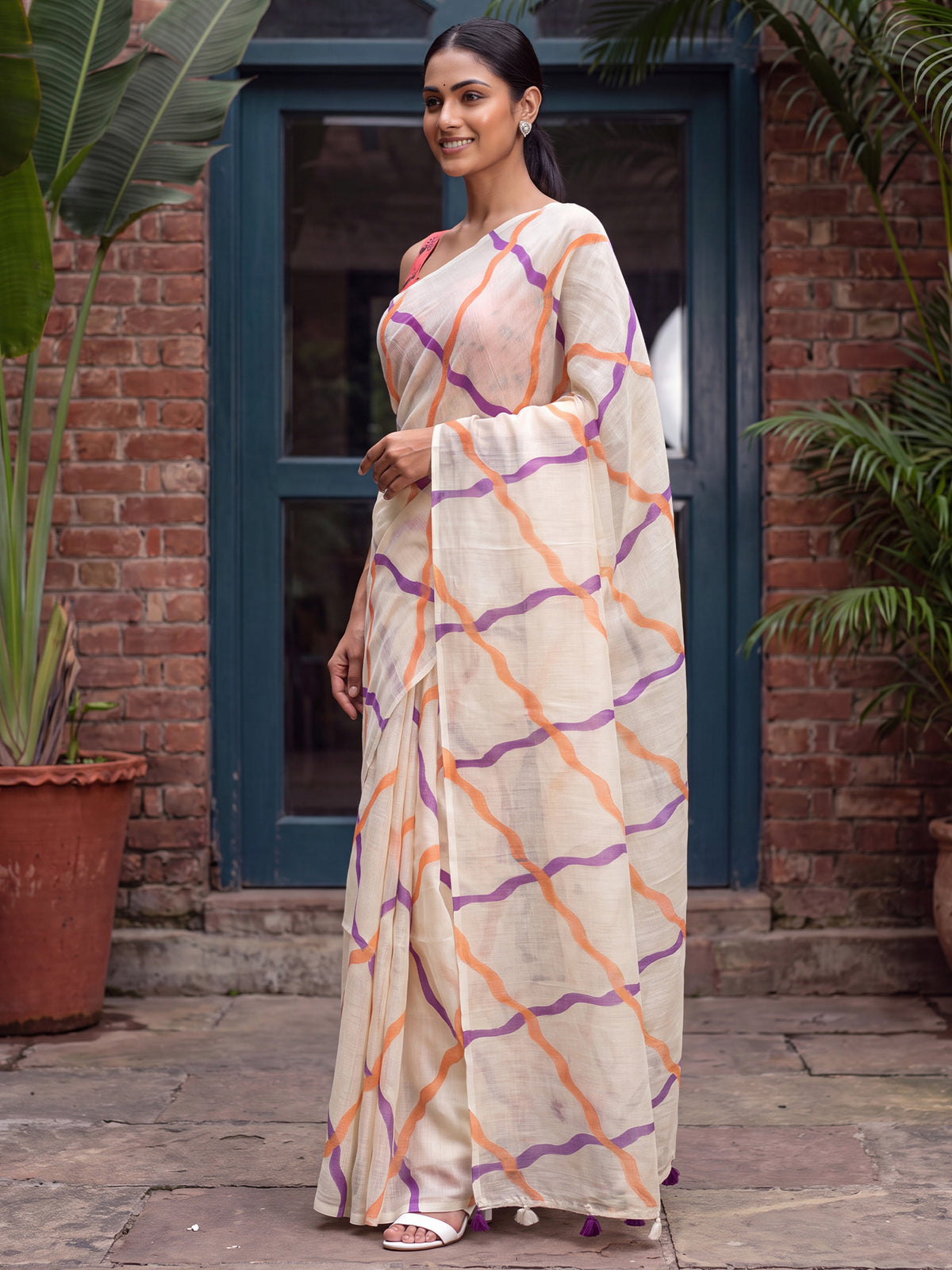 Cream Cotton Linen saree – detail view 2
