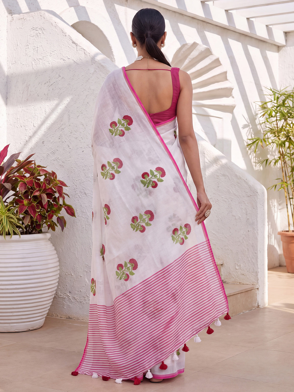 White Cotton Linen saree – detail view 1