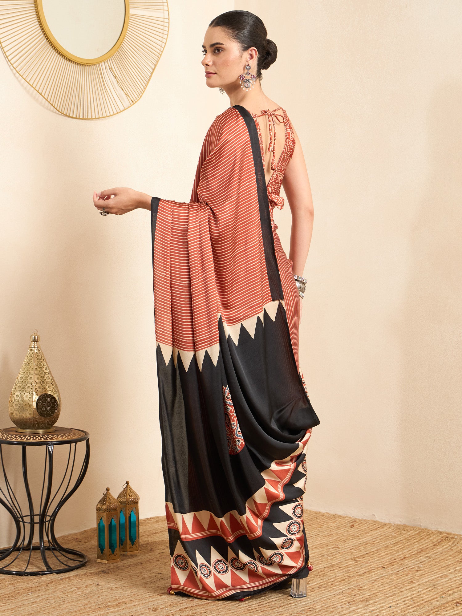 Maroon Pure Crepe saree – detail view 1