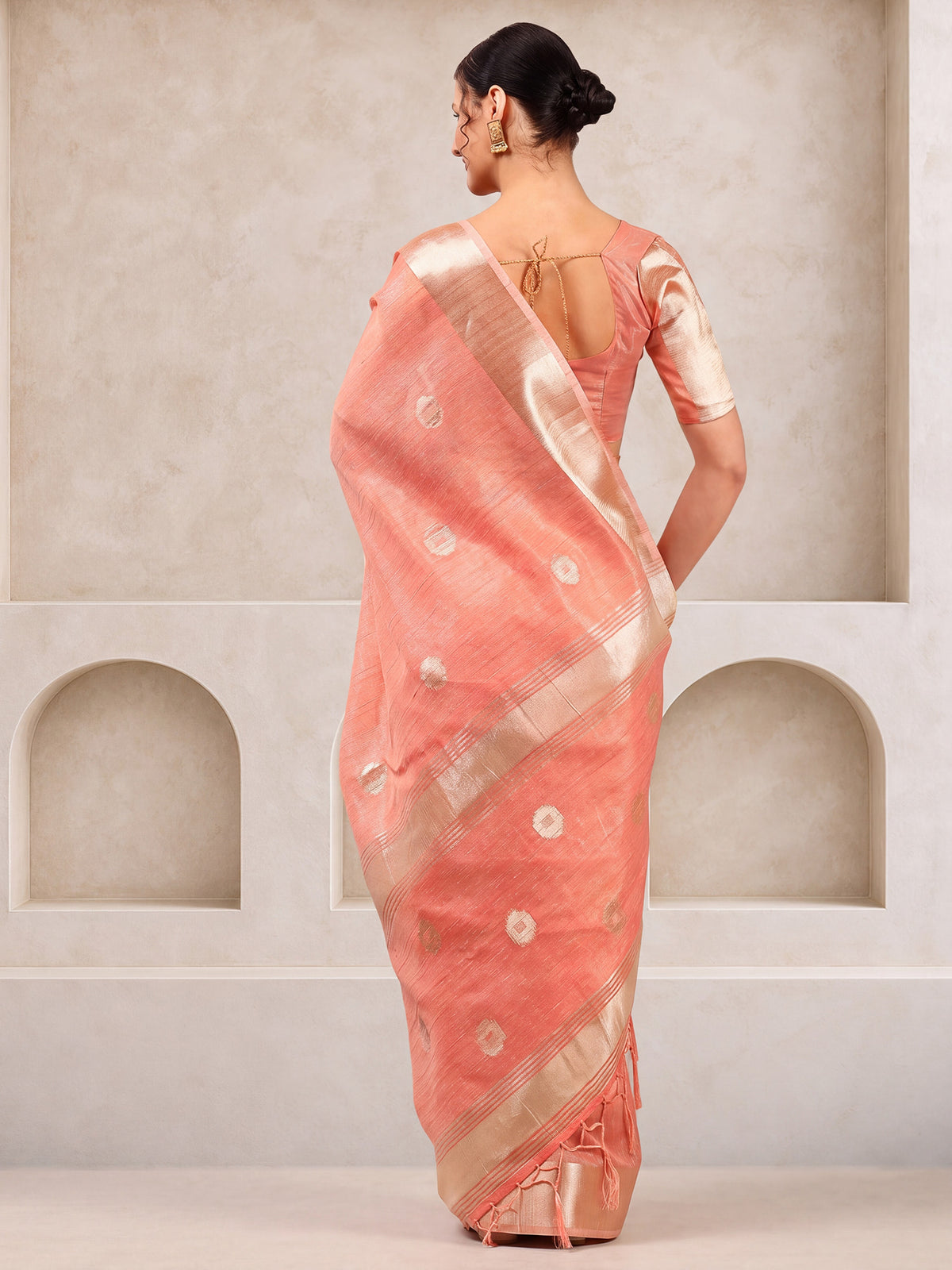 Peach Linen saree – detail view 1