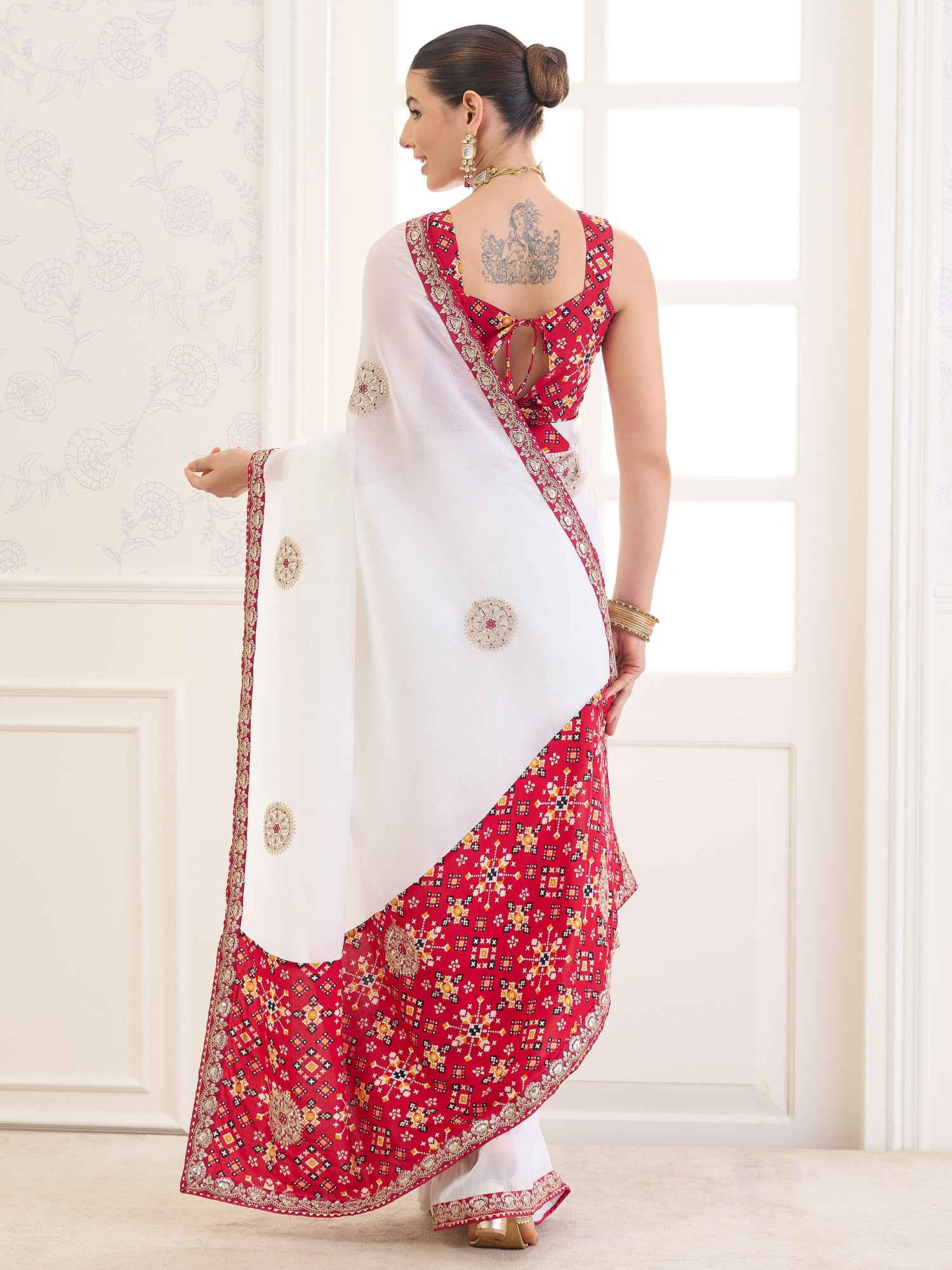 White Viscose saree – detail view 1