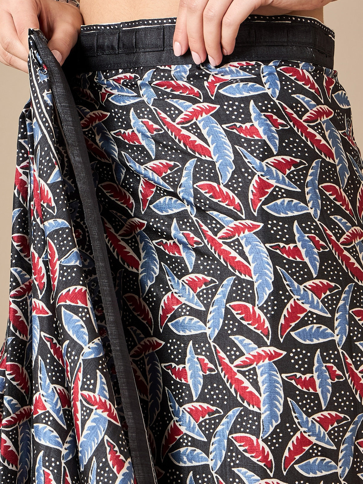 Black Dola Silk saree – detail view 1
