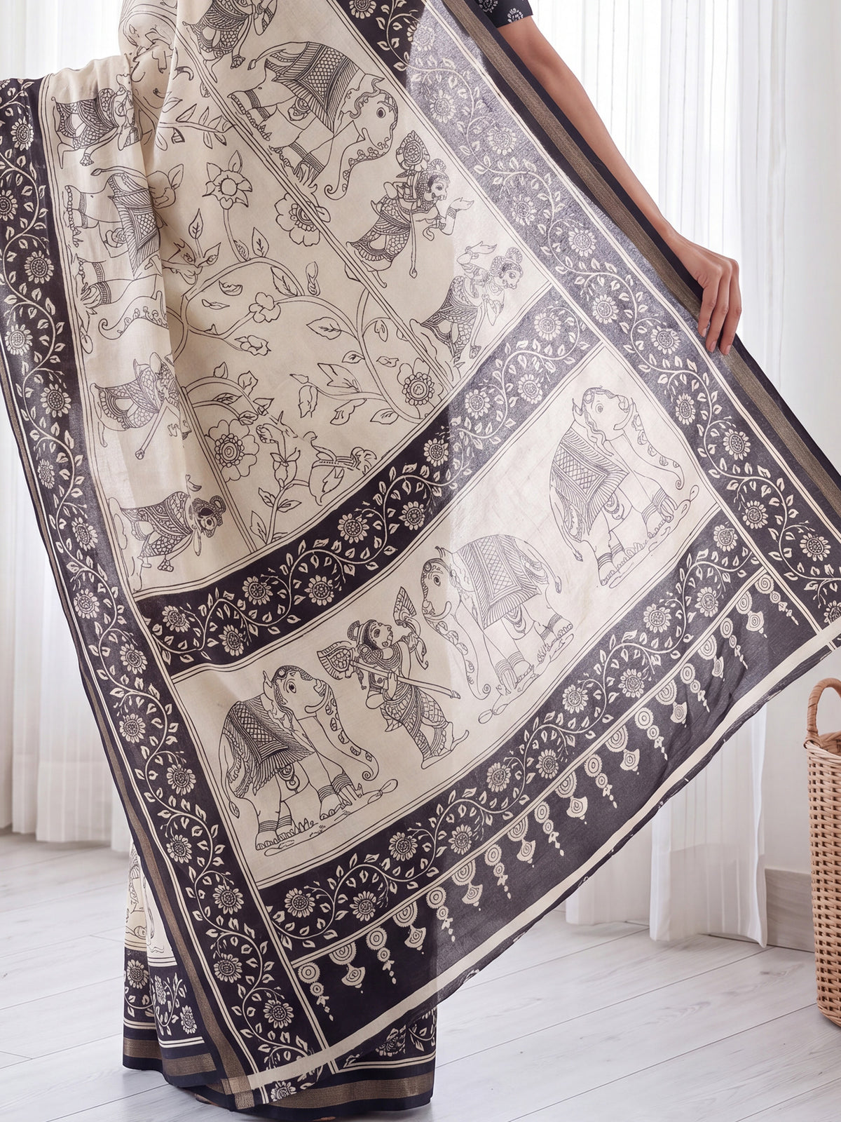 Beige Mulmul saree – detail view 5