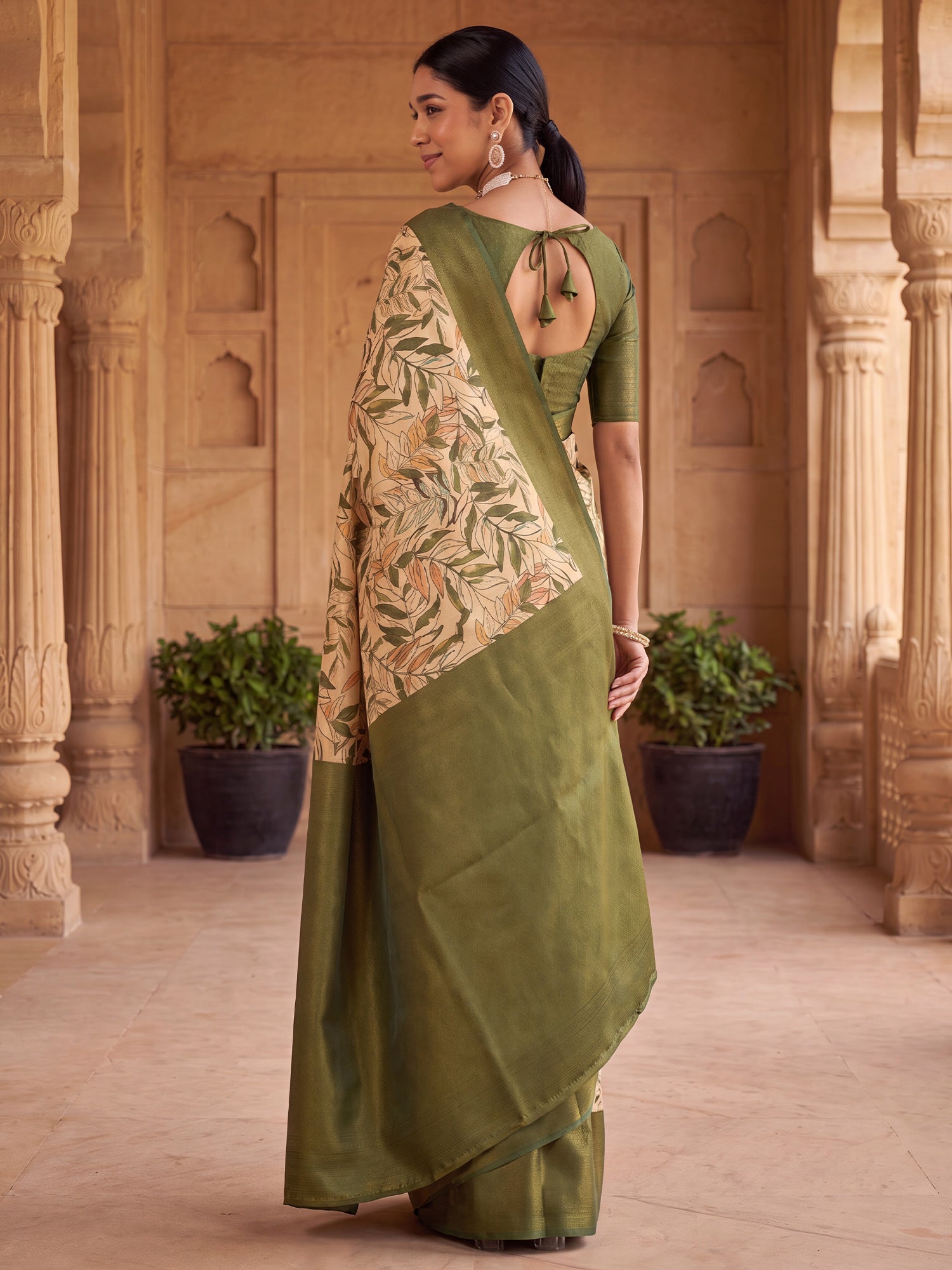 Cream Silk Blend saree – detail view 1