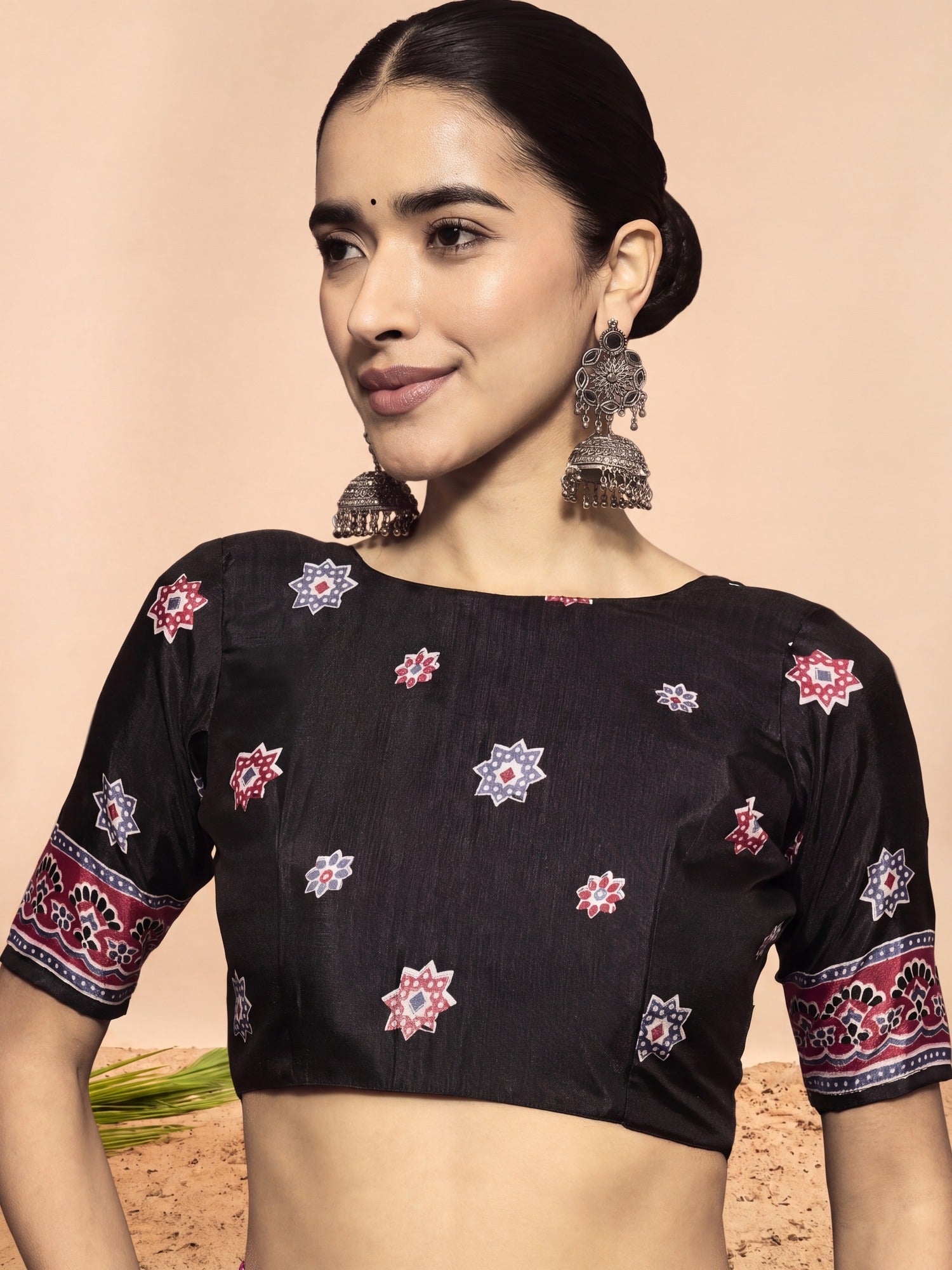 Black Dola Silk saree – detail view 2