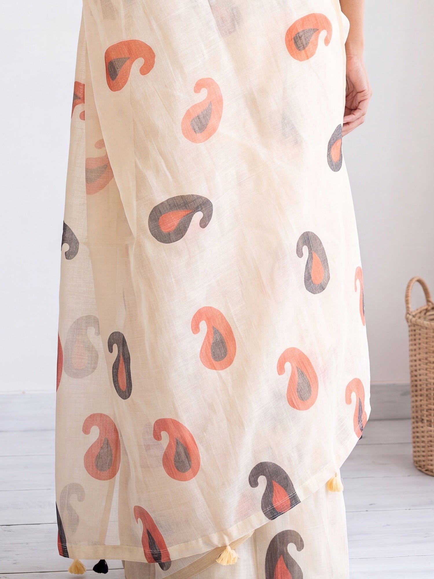 Cream Cotton Linen saree – detail view 5