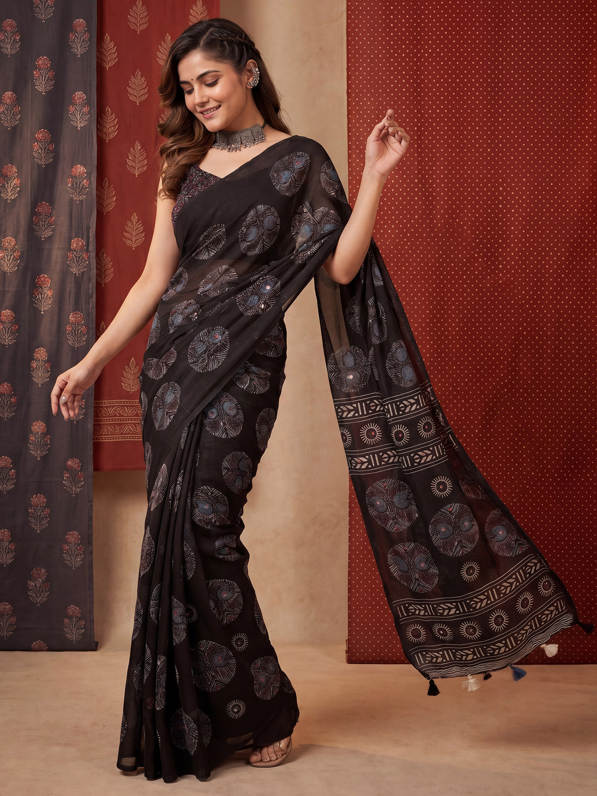 Black Linen saree – detail view 3