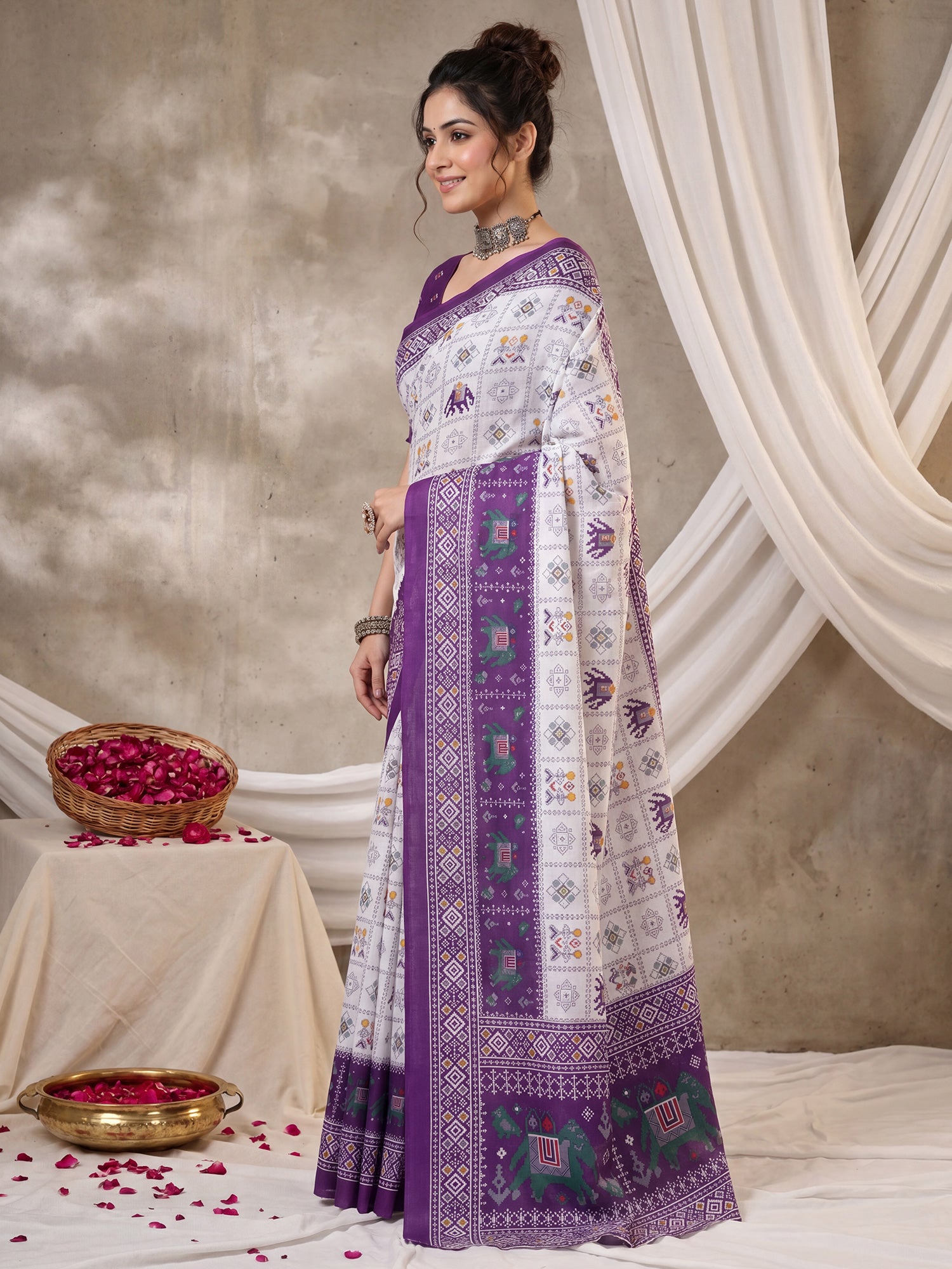 White Cotton saree – detail view 2