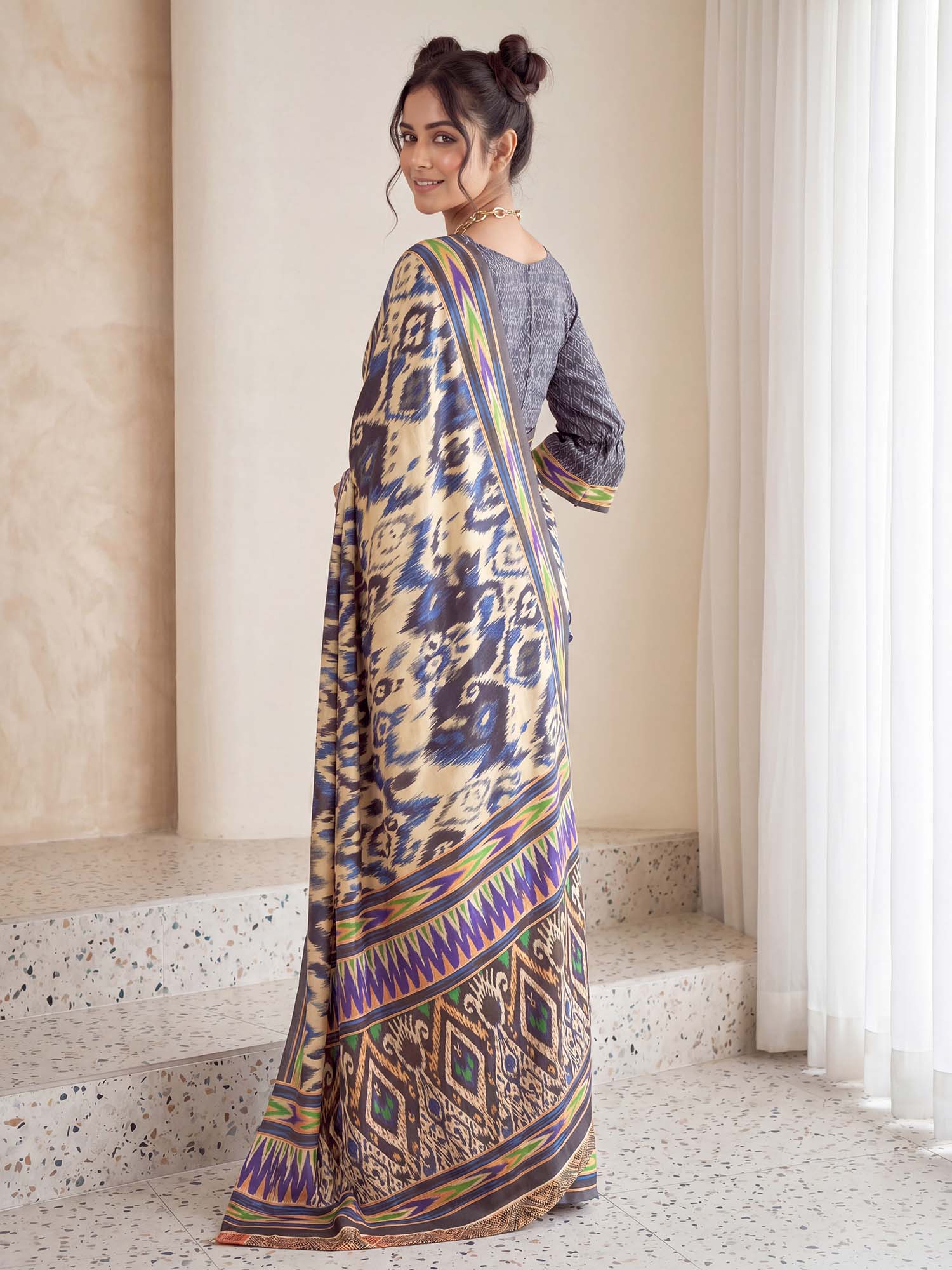 Beige Crepe saree – detail view 1