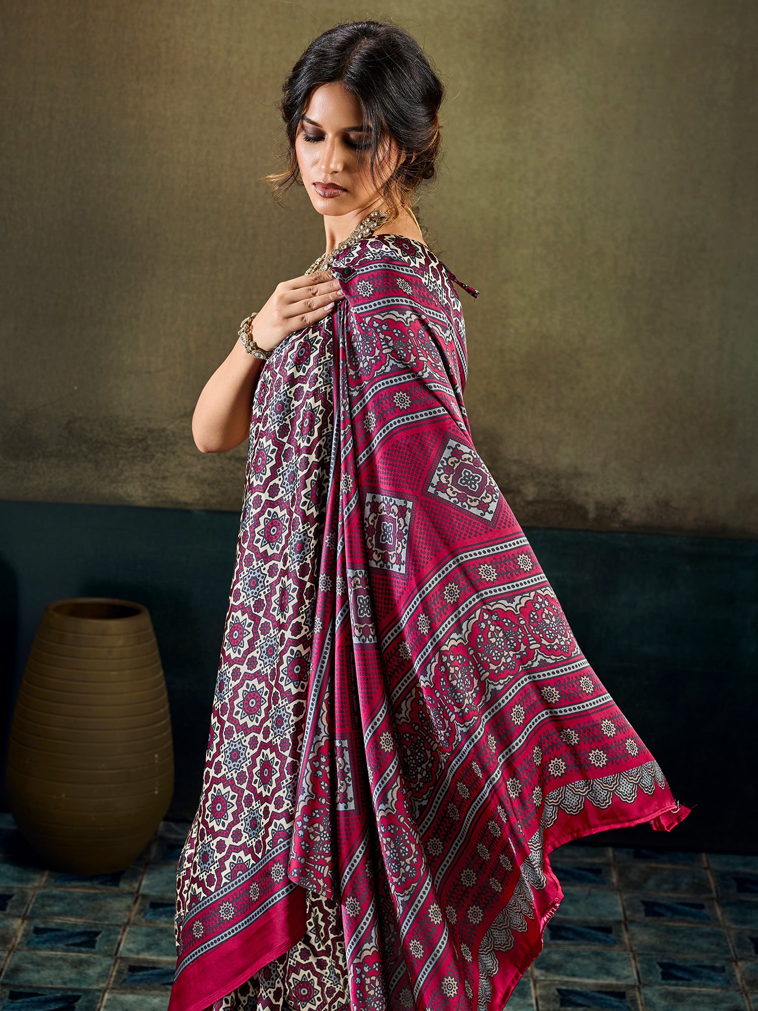 Burgundy Satin saree – detail view 4