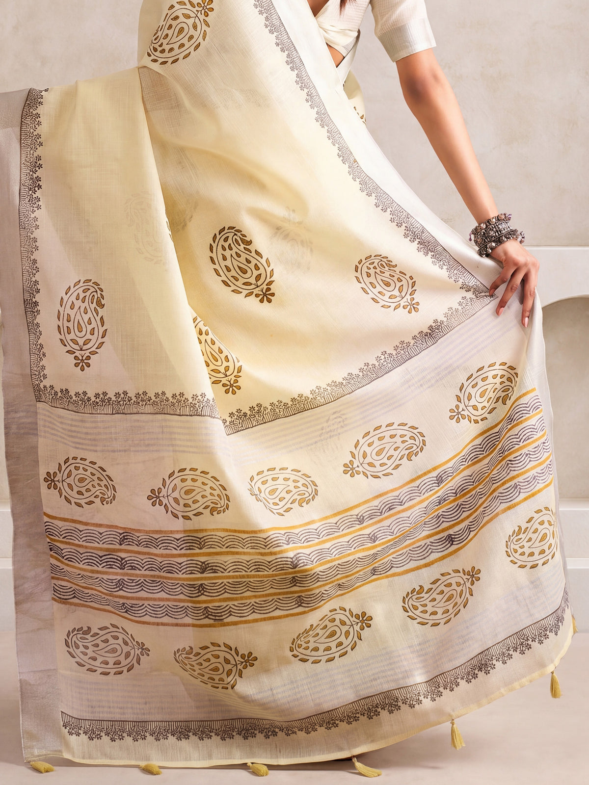 Off White Linen saree – detail view 5