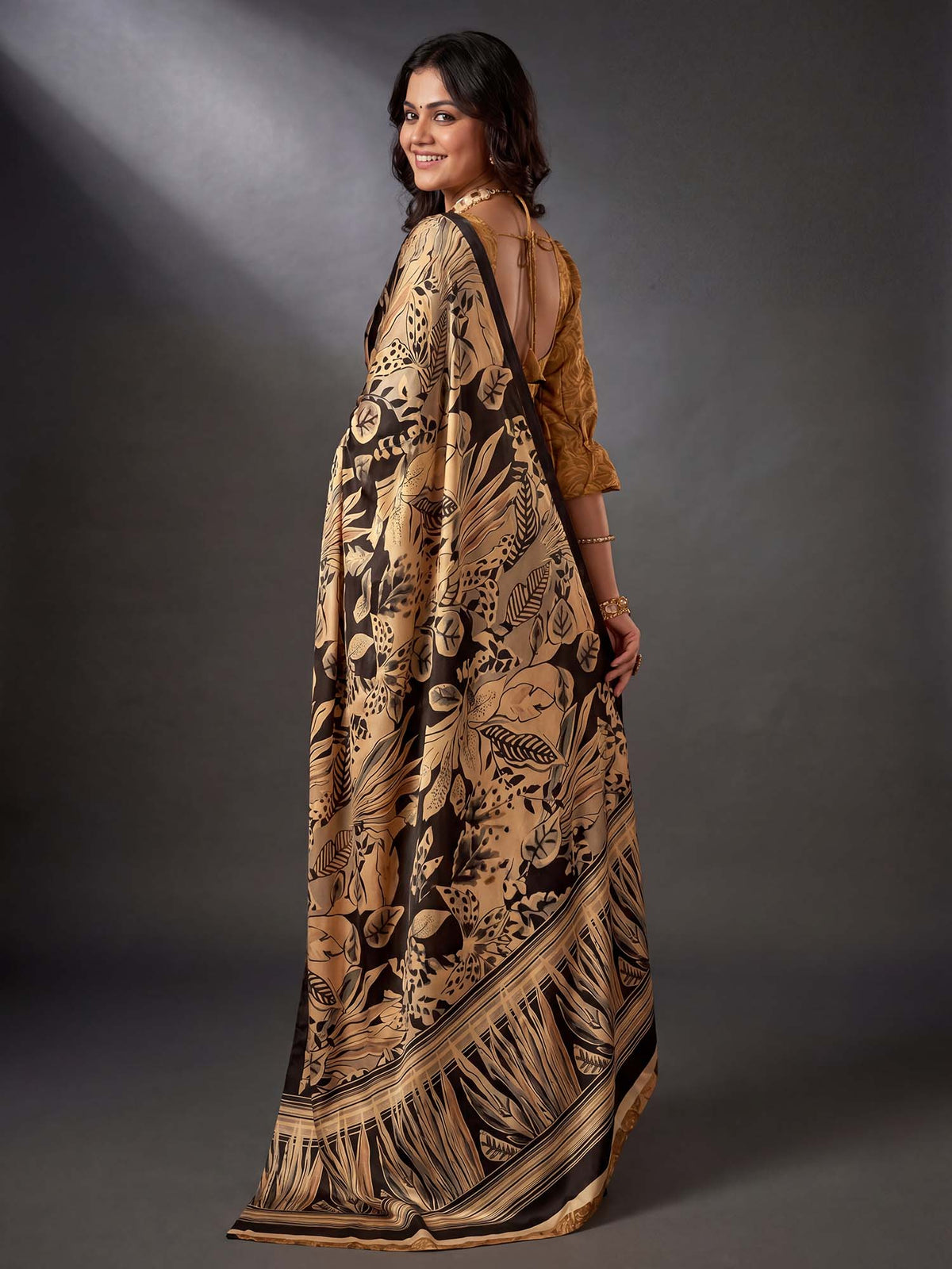 Beige Crepe saree – detail view 1