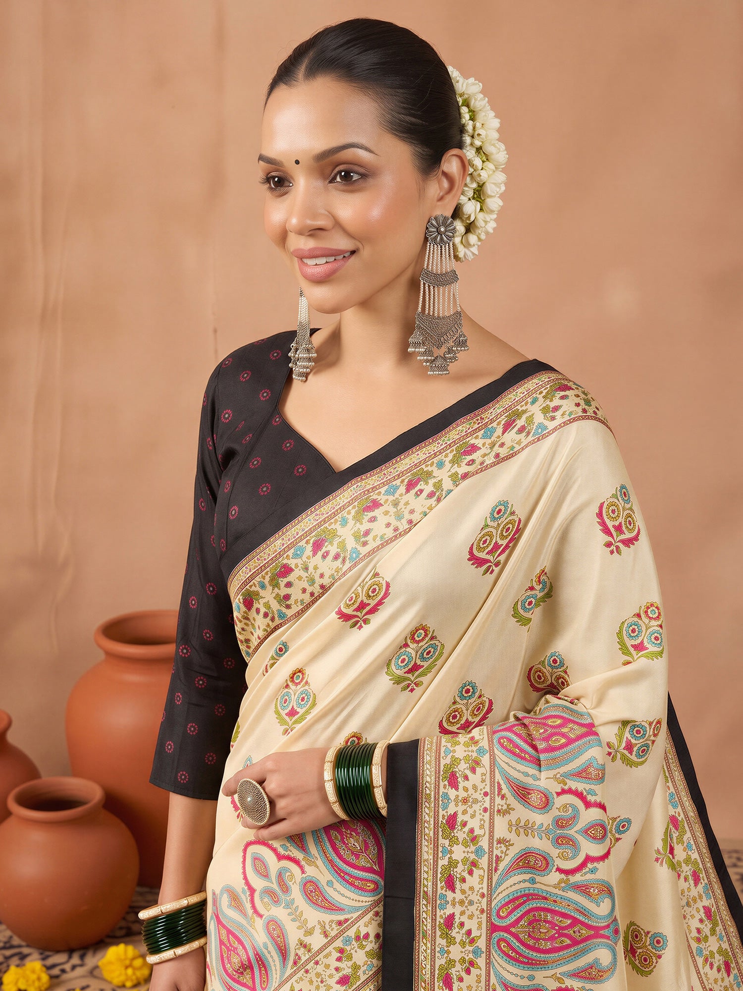 Off White Silk Blend saree – detail view 4
