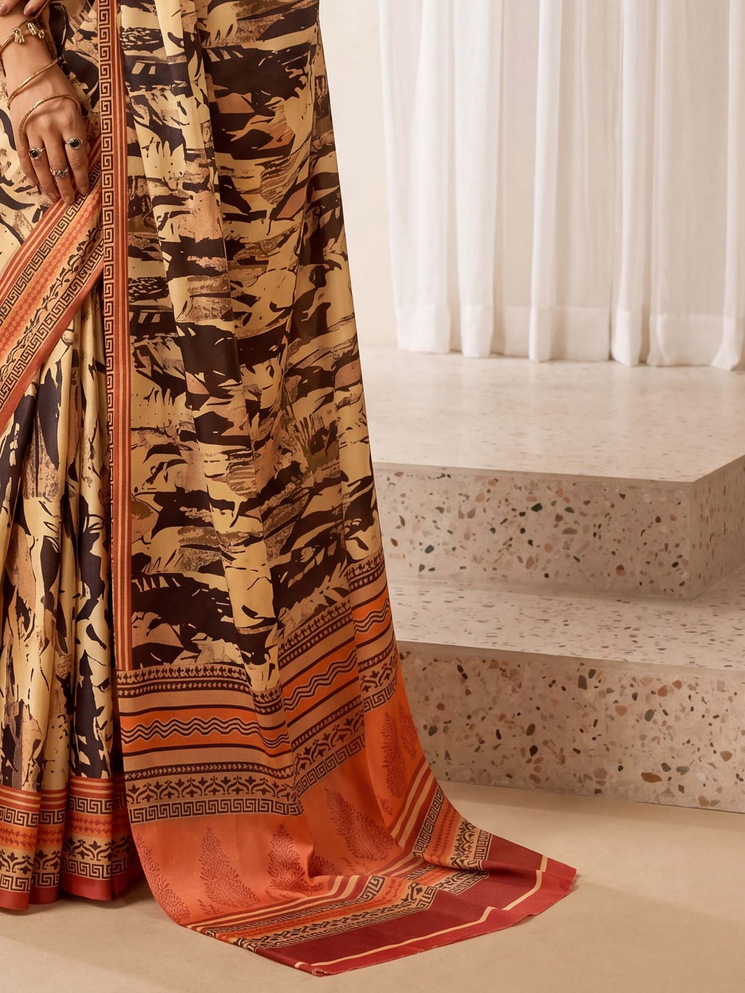 Beige Crepe saree – detail view 5