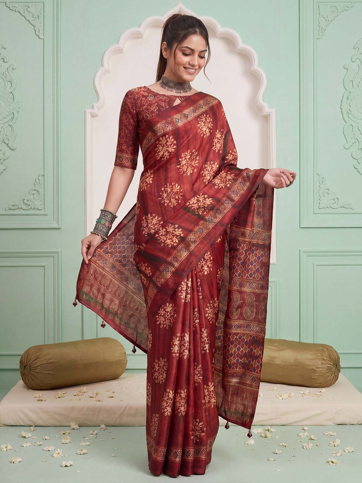 Maroon Pure Crepe saree – detail view 3