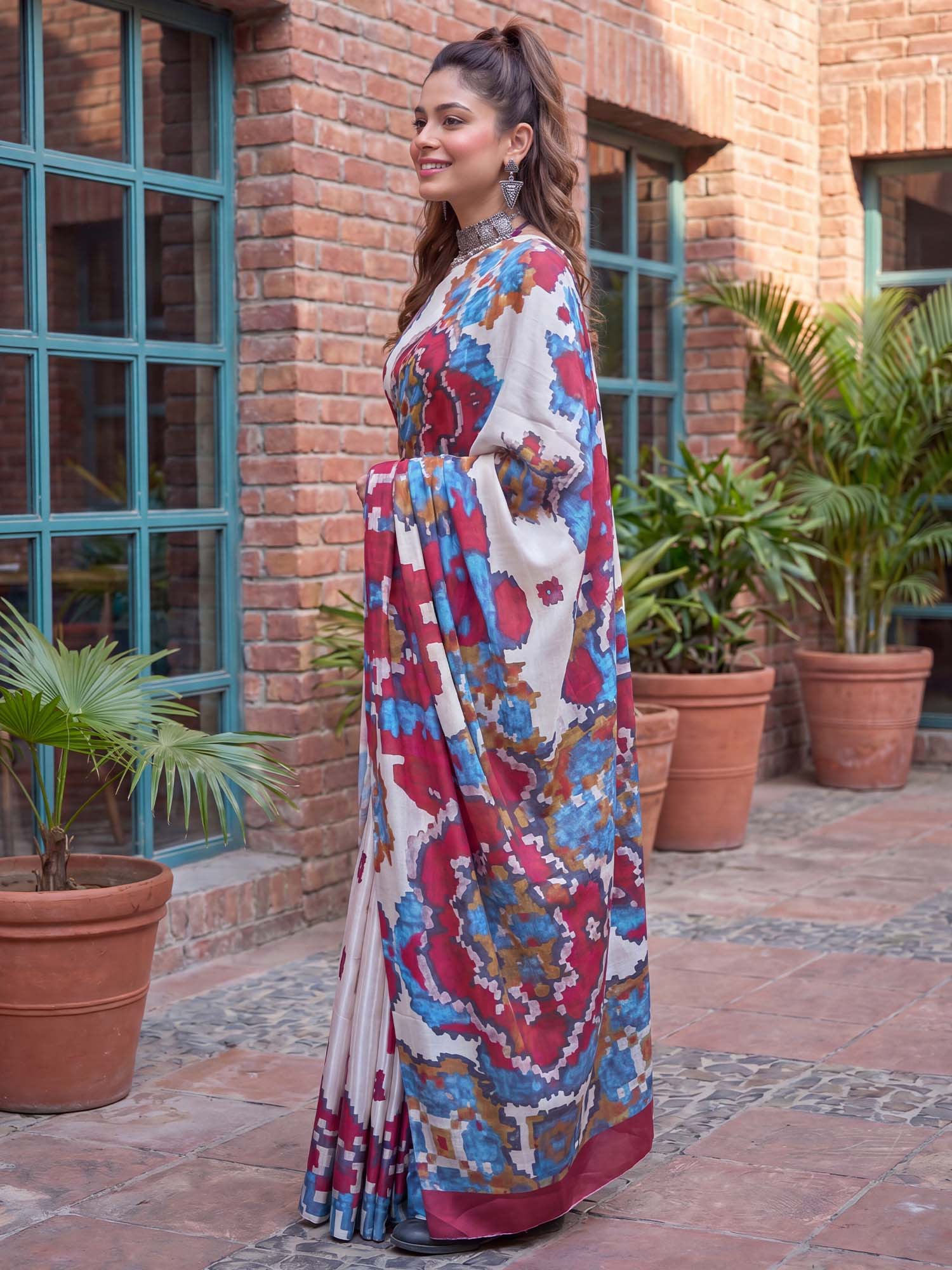White Pure Crepe saree – detail view 2