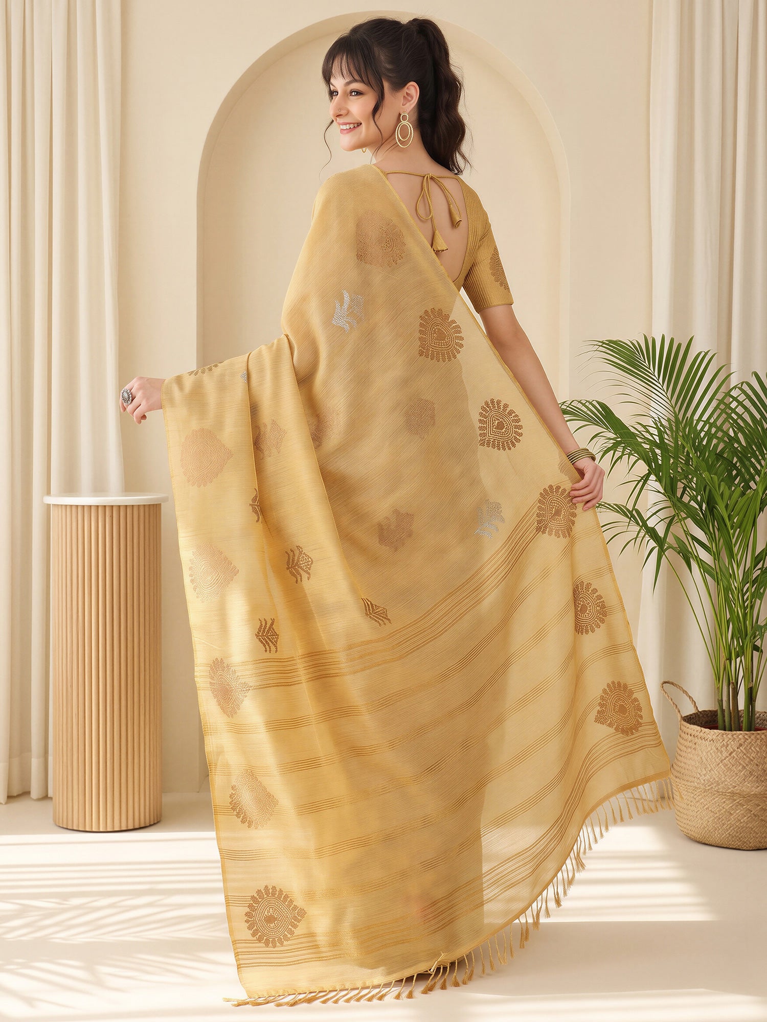 Cream Linen saree – detail view 1