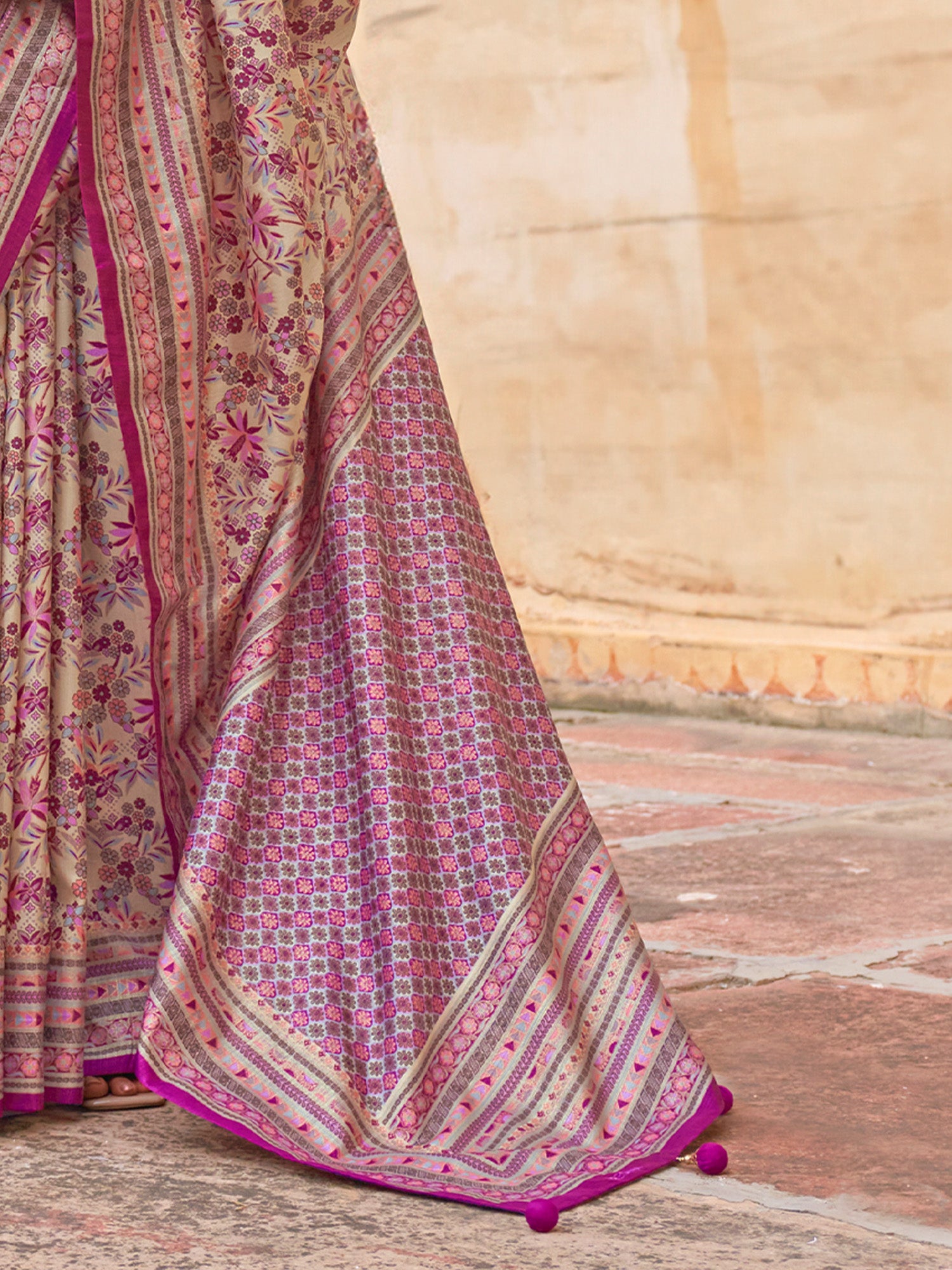 Magenta Silk Blend saree – detail view 4