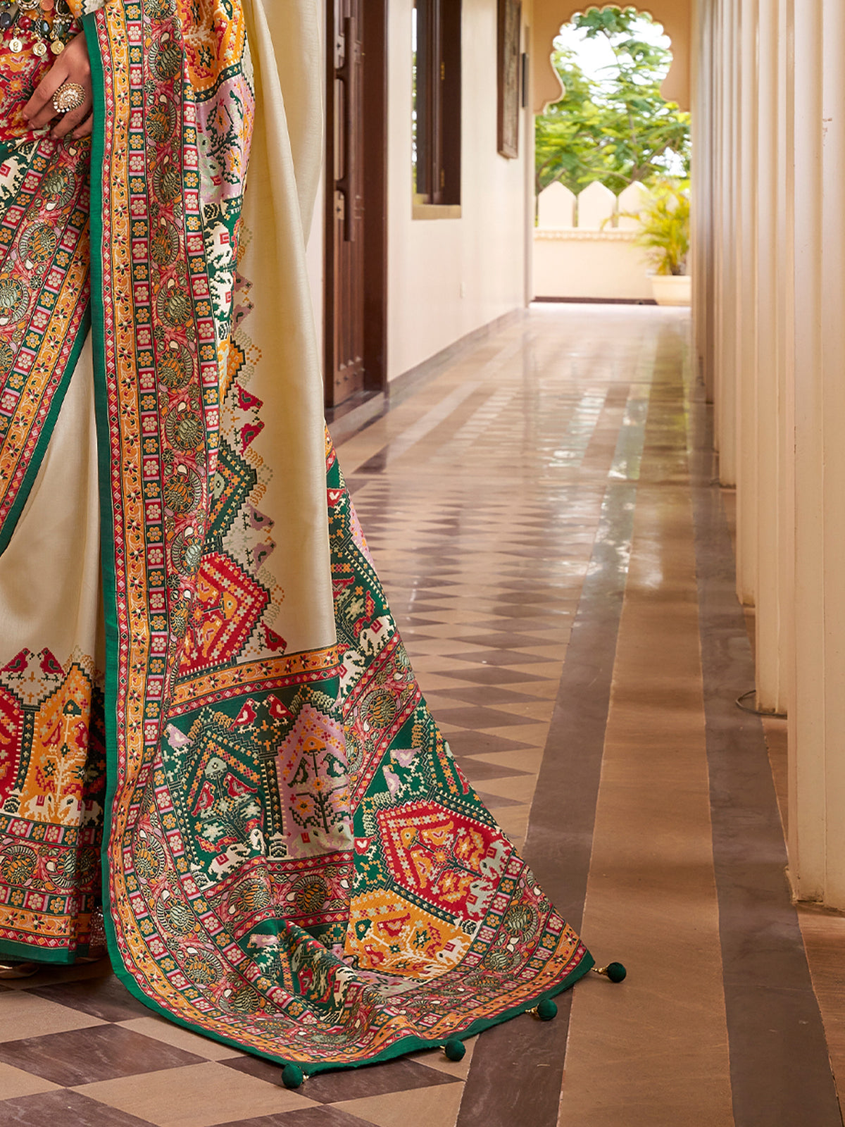 Beige Silk Blend saree – detail view 4