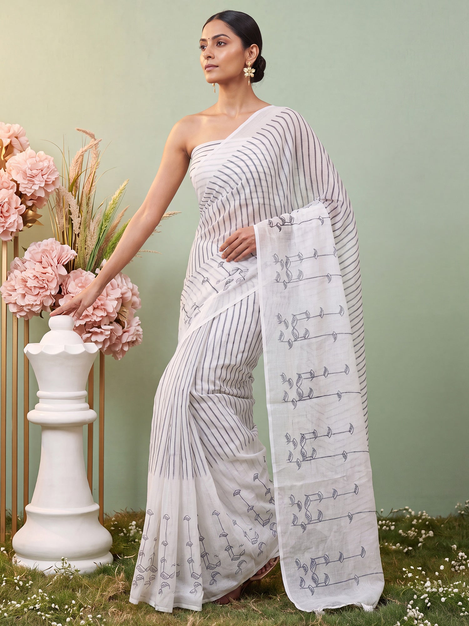 White Cotton Linen saree – detail view 3