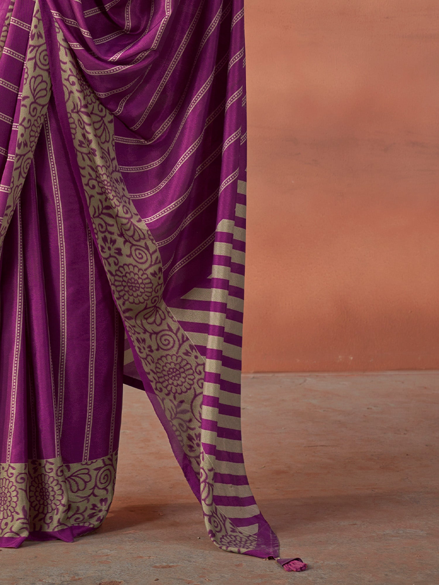 Magenta Silk Blend saree – detail view 4