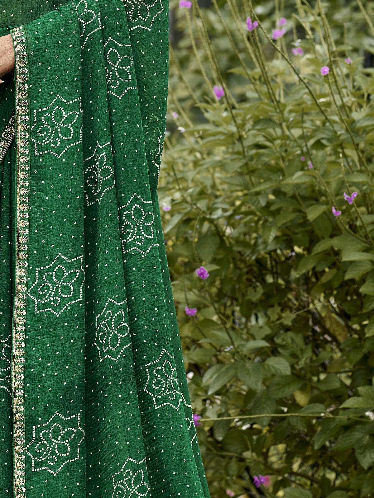Pallu detail of green georgette saree showing bandhani tie-dye dot work and zari border