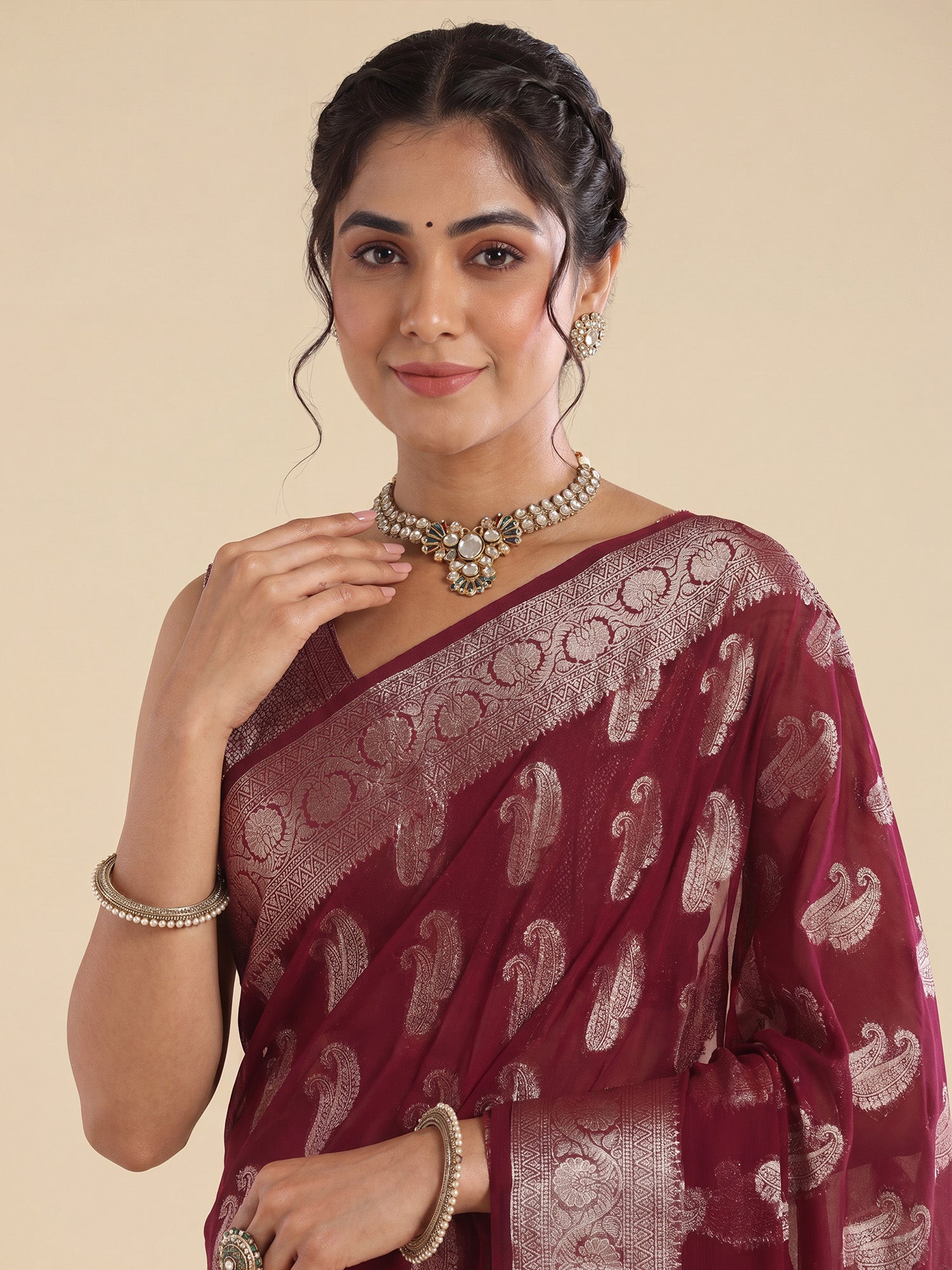 beautyfull paisley (kairi) motifs
best saree to gift to mom
gift to sister
gift to wife