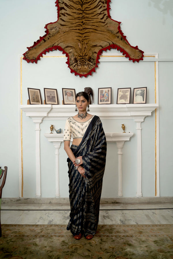 Kaala Surma Rangin Saree