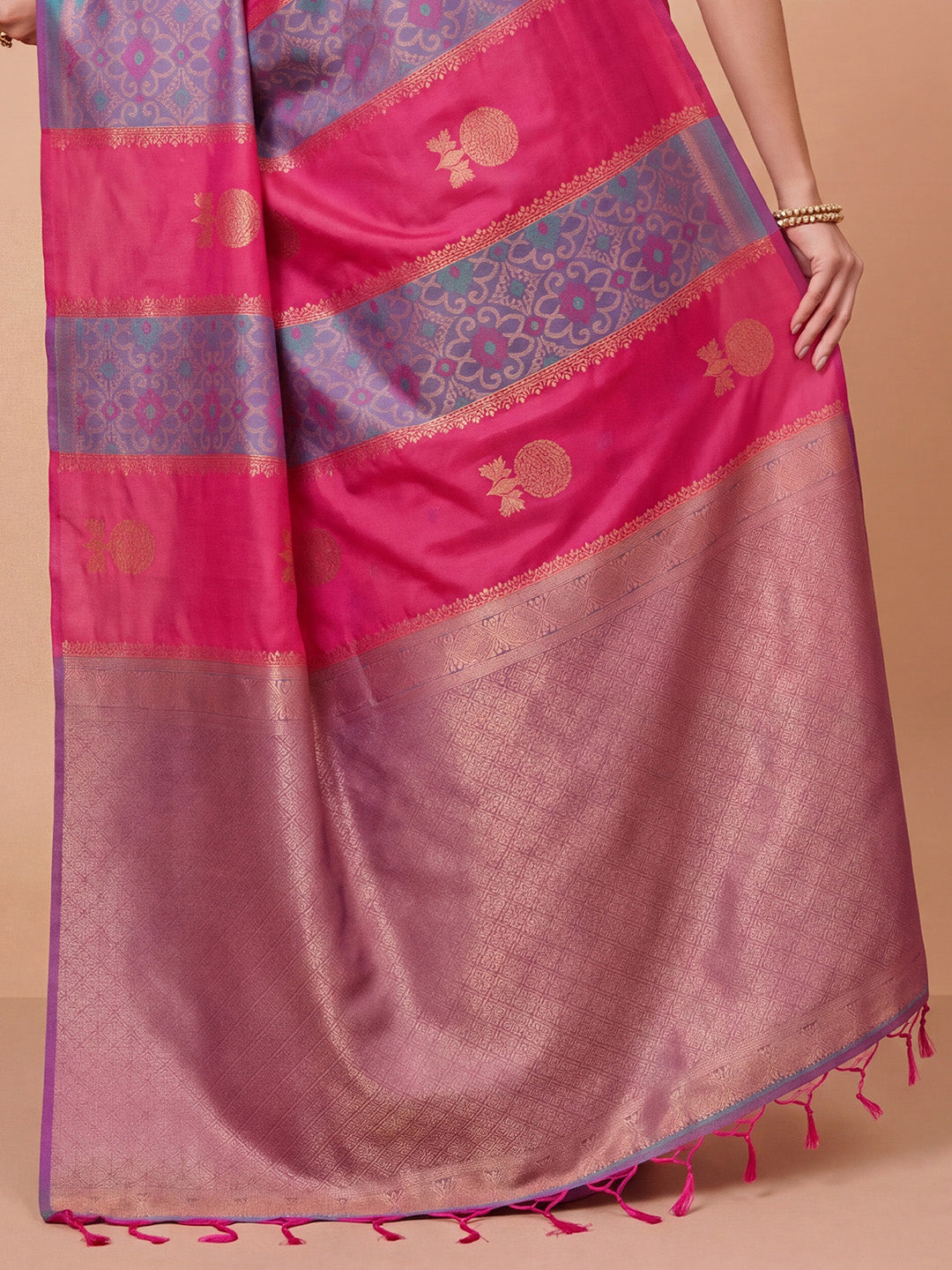 gift to mom 
gift to sister
gift to wife 
best saree to wear in traditional functions