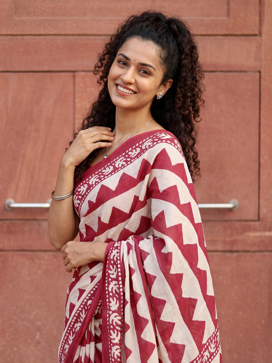 Magenta & Off-White : Zig-Zag Print Cotton Mulmul Leaf Motif Borders Saree