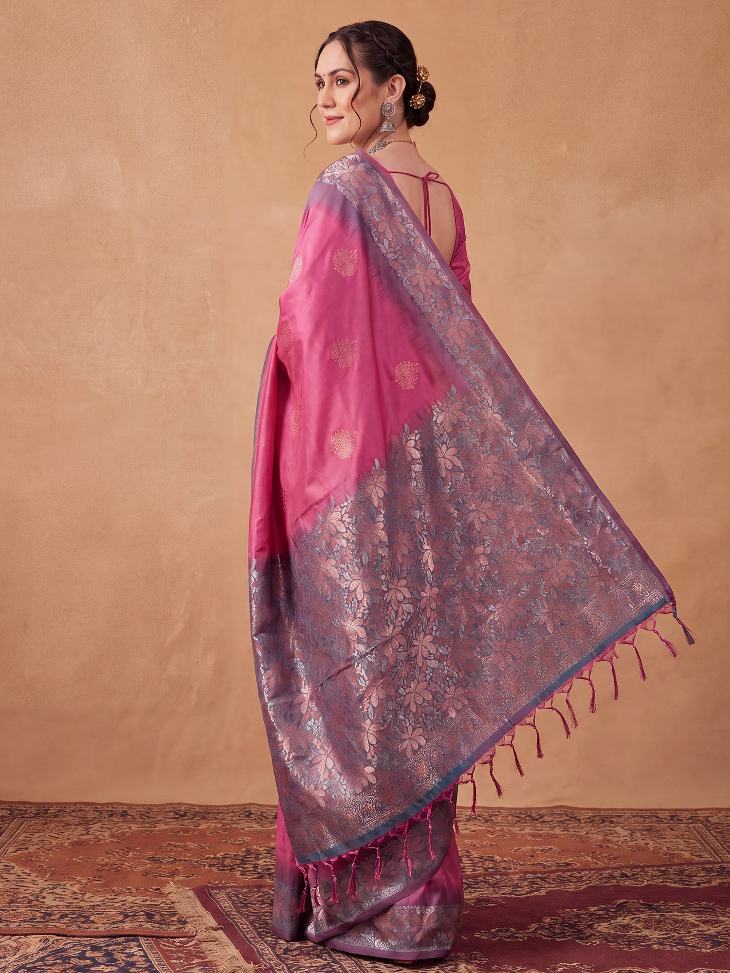 family get to gether
best saree to gift
saree for family function
