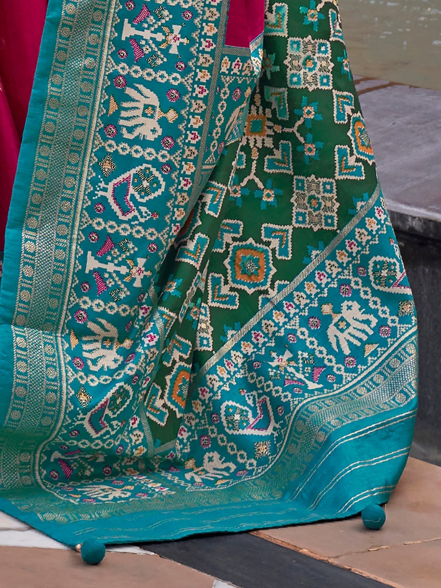 Banarasi Woven Silk Blend Gold Zari Floral Buti Saree - Ressa