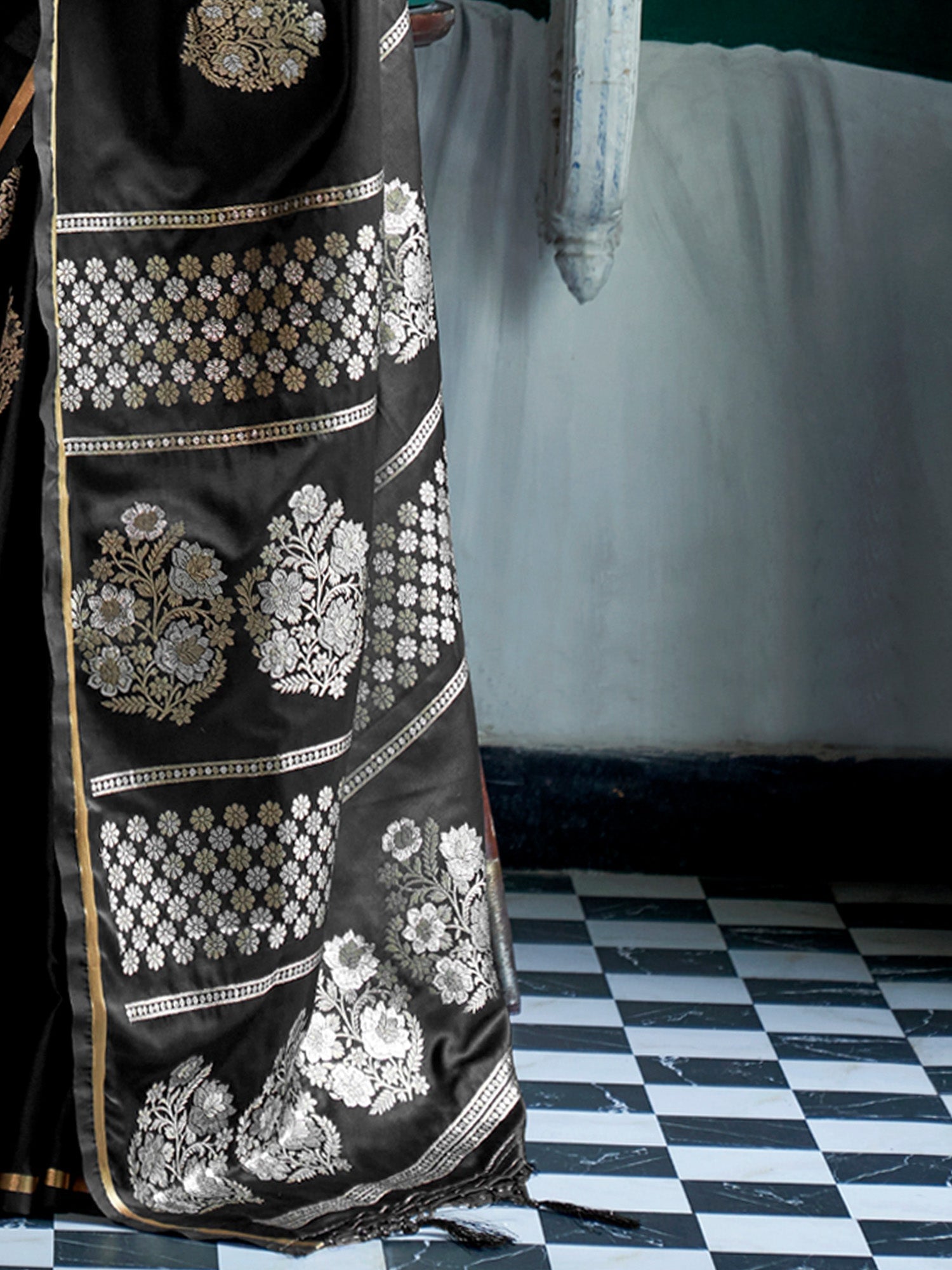 Black Banarasi Silk Blend Golden Zari Woven Saree - Ressa