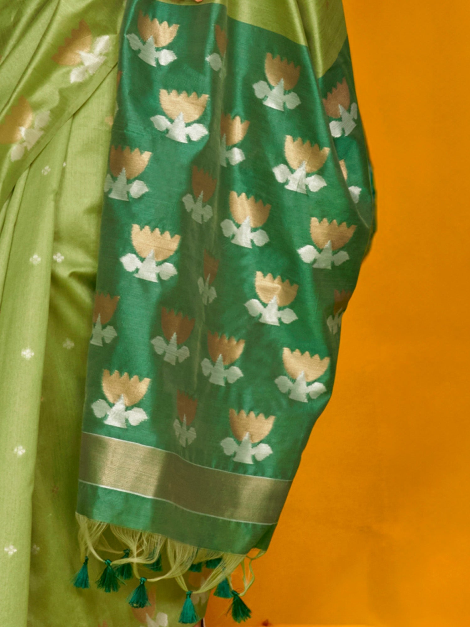 Emerald Green Silk Blend with Lotus Buti Saree - Ressa