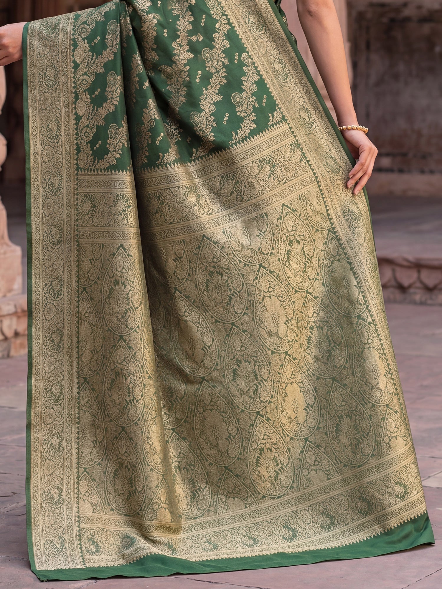 Saree Deep Emerald Green Diagonal Foliage Banarasi Silk - Ressa