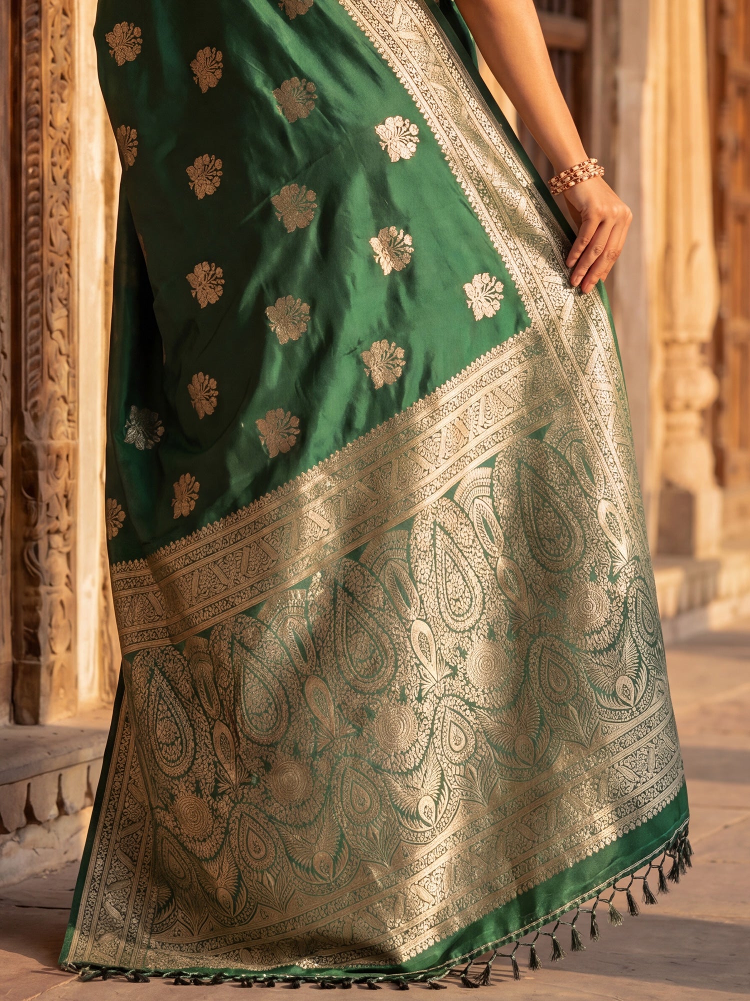 Saree Emerald Green Floral Butti Banarasi Silk - Ressa
